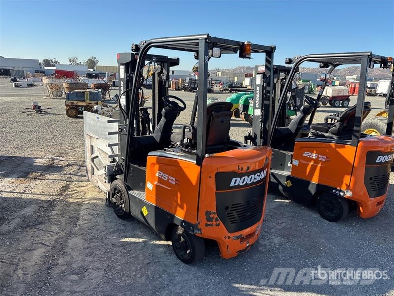 Doosan BC25S-7 3000 lb Electric Forklift Электропогрузчики