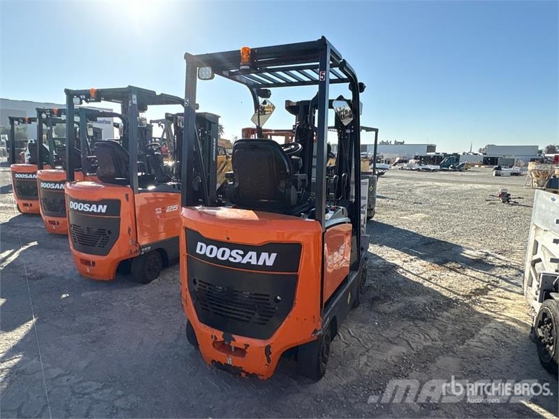 Doosan BC25S-7 3000 lb Electric Forklift Электропогрузчики