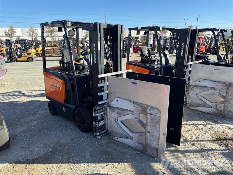Doosan BC25S-7 3000 lb Electric Forklift Электропогрузчики