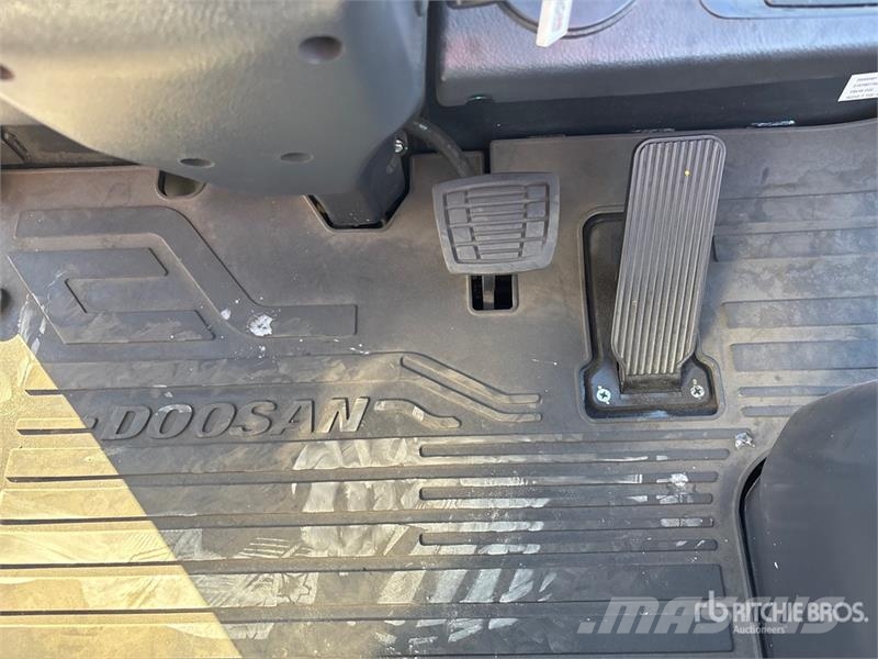 Doosan BC25S-7 3000 lb Electric Forklift Электропогрузчики