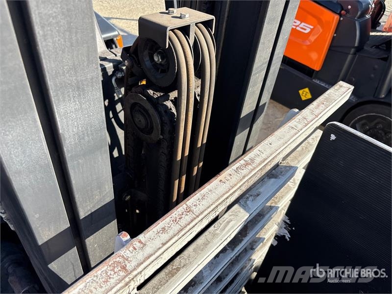 Doosan BC25S-7 3000 lb Electric Forklift Электропогрузчики