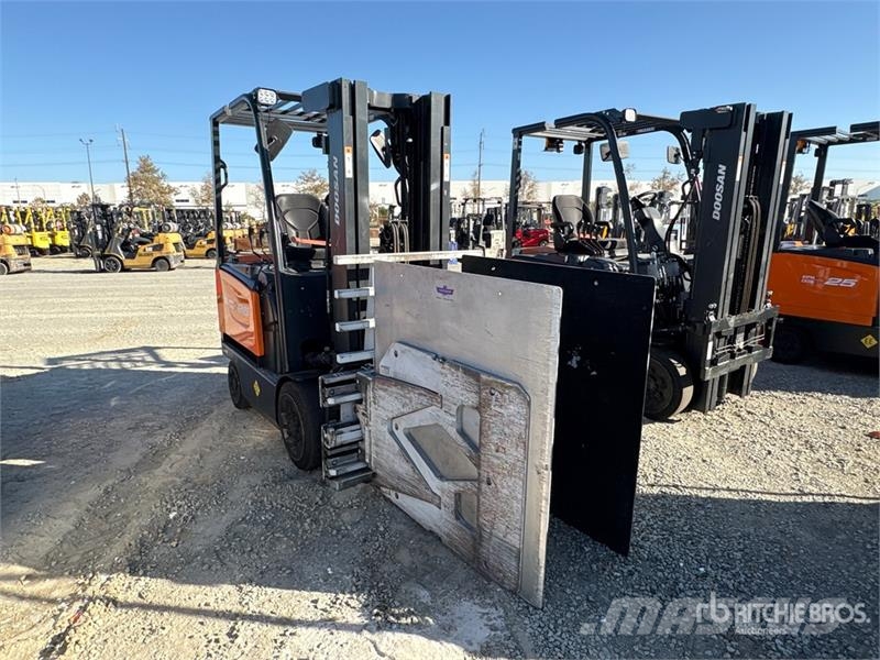 Doosan BC25S-7 3000 lb Electric Forklift Электропогрузчики