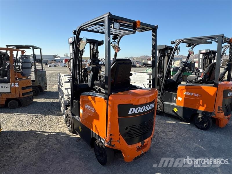 Doosan BC25S-7 3000 lb Electric Forklift Электропогрузчики