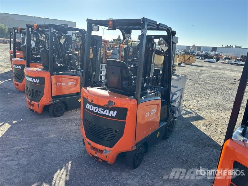 Doosan BC25S-7 3000 lb Electric Forklift Электропогрузчики
