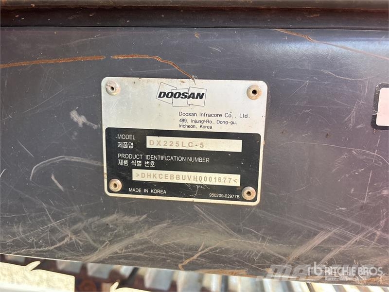Doosan DX225LC-5 Tracked Excavator Kāpurķēžu ekskavatori