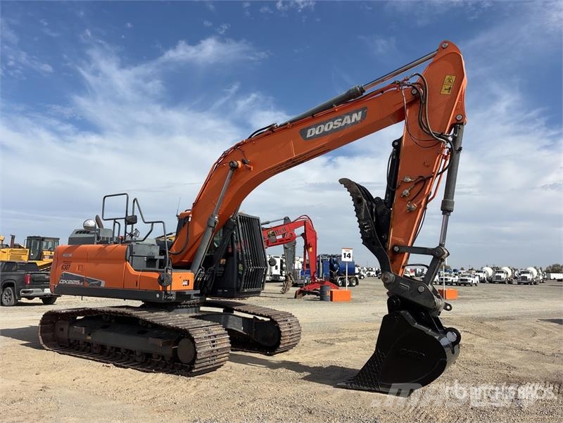 Doosan DX225LC-5 Tracked Excavator Kāpurķēžu ekskavatori