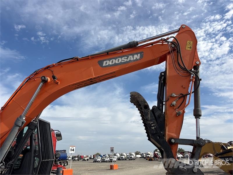 Doosan DX225LC-5 Tracked Excavator Kāpurķēžu ekskavatori