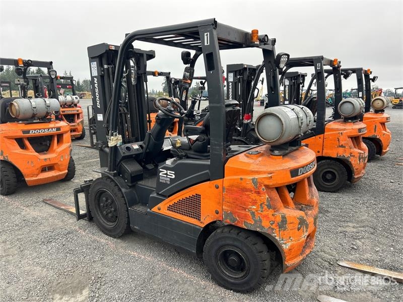 Doosan G25N-7 4600 lb Cushion Tire Forklift Gaffeltrucker - Annet