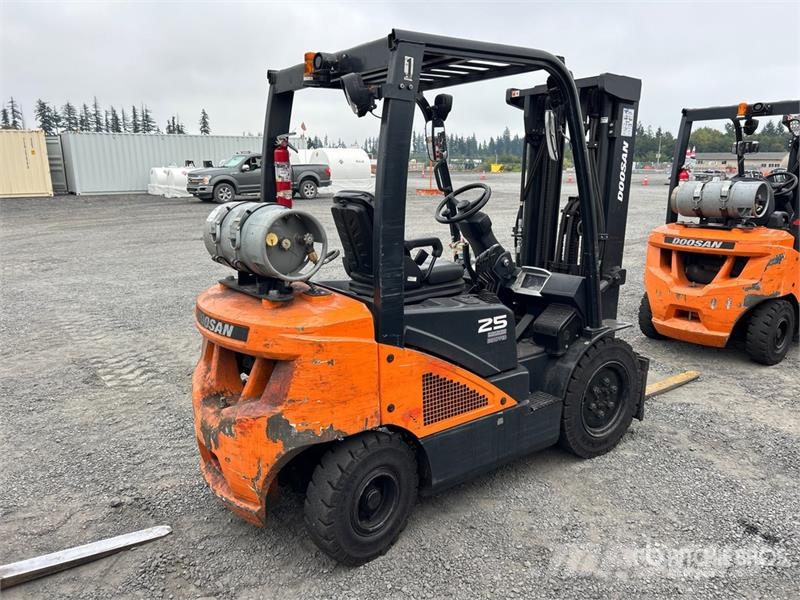 Doosan G25N-7 4600 lb Cushion Tire Forklift Gaffeltrucker - Annet
