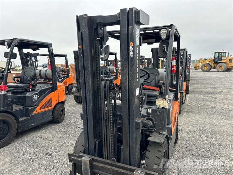 Doosan G25N-7 4600 lb Cushion Tire Forklift Gaffeltrucker - Annet