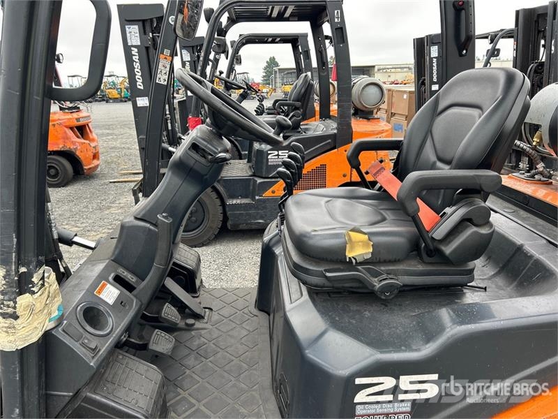 Doosan G25N-7 4600 lb Cushion Tire Forklift Gaffeltrucker - Annet