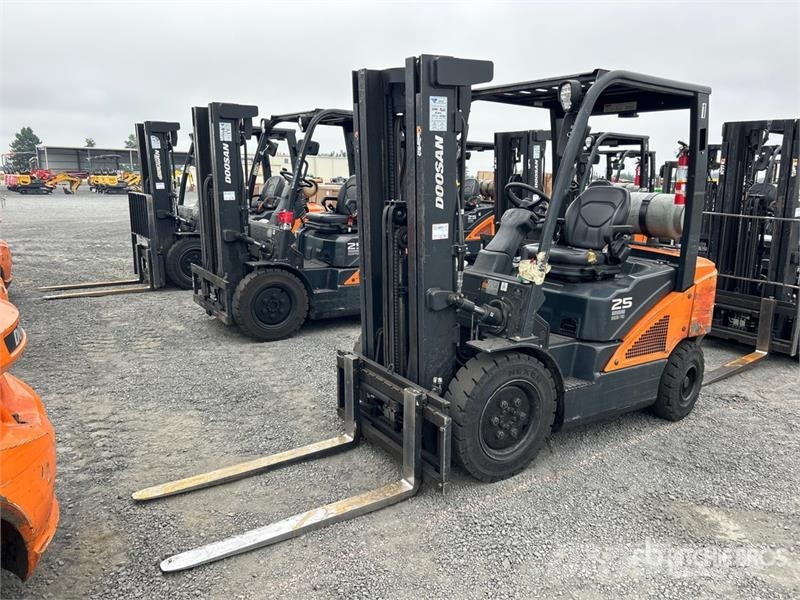 Doosan G25N-7 4600 lb Cushion Tire Forklift Gaffeltrucker - Annet