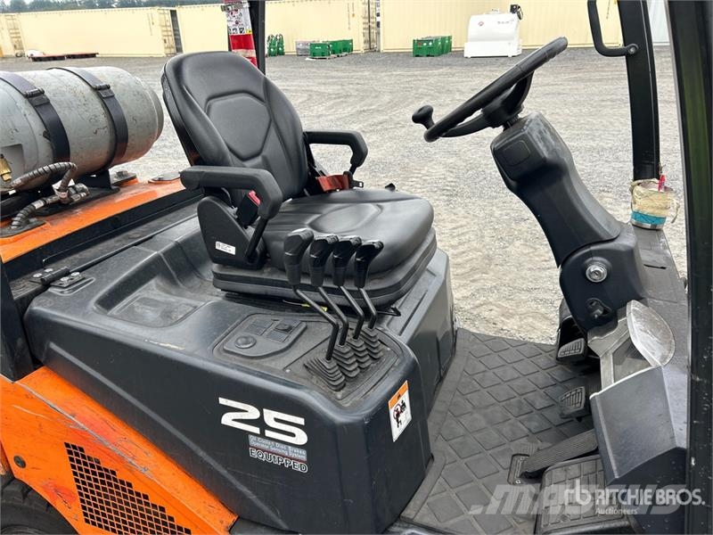 Doosan G25N-7 4600 lb Cushion Tire Forklift Gaffeltrucker - Annet