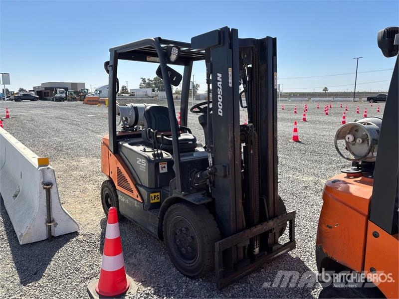 Doosan G25N-7LP 5000 lb Cushion Tire Forklift Wózki widłowe inne