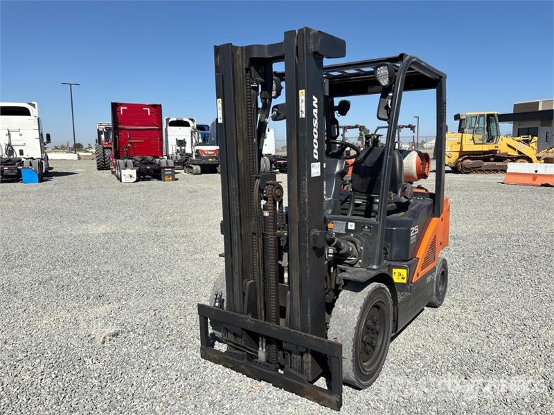 Doosan G25N-7LP 5000 lb Cushion Tire Forklift Wózki widłowe inne