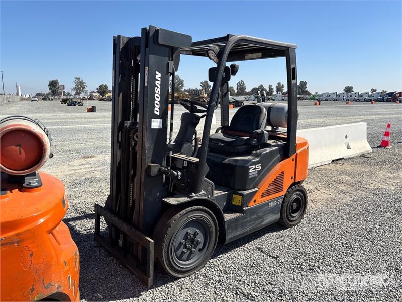 Doosan G25N-7LP 5000 lb Cushion Tire Forklift Wózki widłowe inne