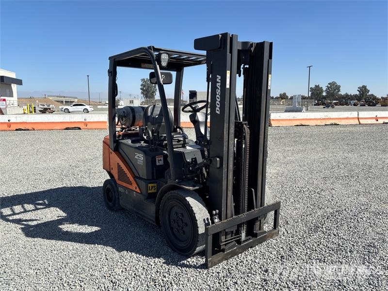 Doosan G25N-7LP 5000 lb Cushion Tire Forklift Wózki widłowe inne