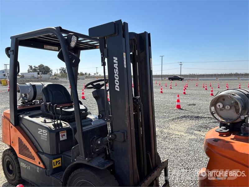 Doosan G25N-7LP 5000 lb Cushion Tire Forklift Wózki widłowe inne