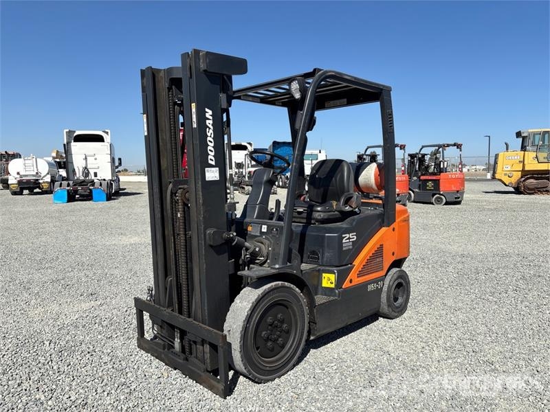 Doosan G25N-7LP 5000 lb Cushion Tire Forklift Wózki widłowe inne