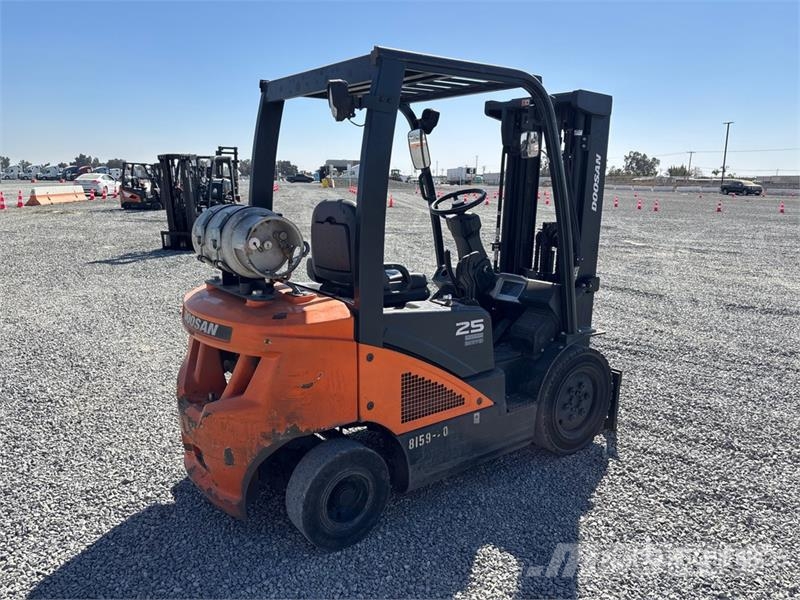 Doosan G25N-7LP 5000 lb Cushion Tire Forklift Wózki widłowe inne