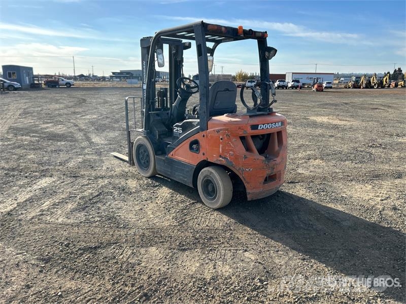 Doosan G25P-7 4600 lb Forklift Empilhadores - Outros