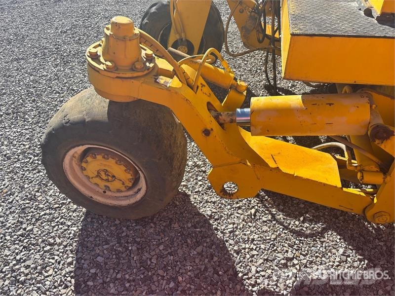 Easi-Pour TP880SV Curb and Gutter Machine (Inoperable) Запчастини для бетонної техніки