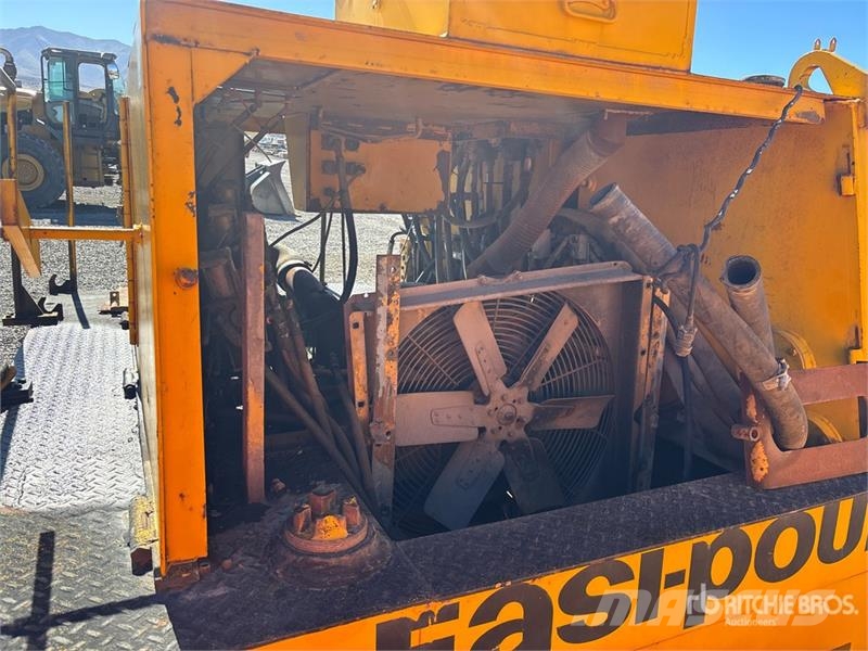 Easi-Pour TP880SV Curb and Gutter Machine (Inoperable) Akcesoria