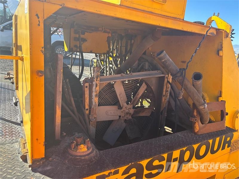 Easi-Pour TP880SV Curb and Gutter Machine (Inoperable) Запчастини для бетонної техніки