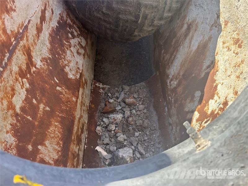 Easi-Pour TP880SV Curb and Gutter Machine (Inoperable) Запчастини для бетонної техніки