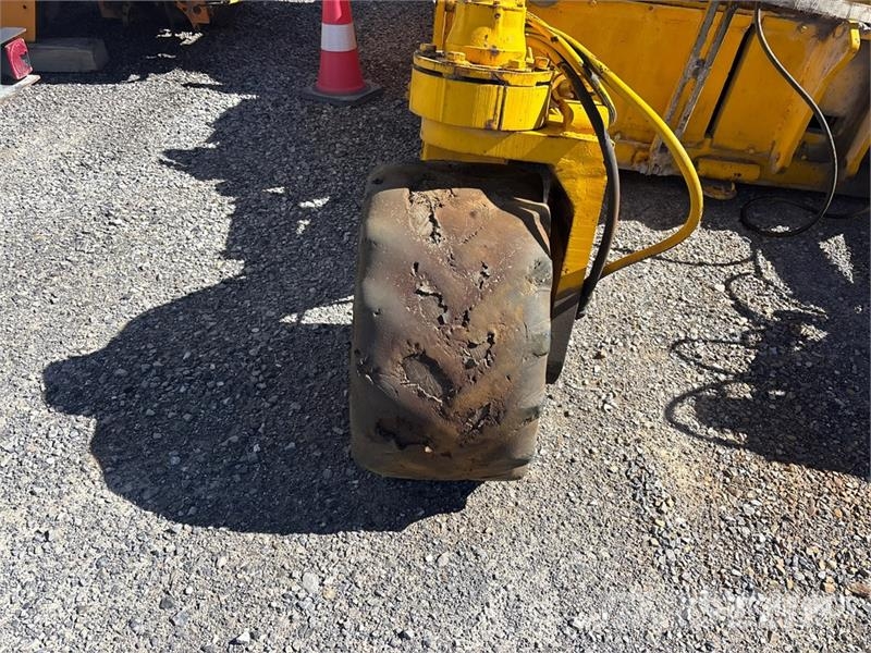 Easi-Pour TP880SV Curb and Gutter Machine (Inoperable) Akcesoria