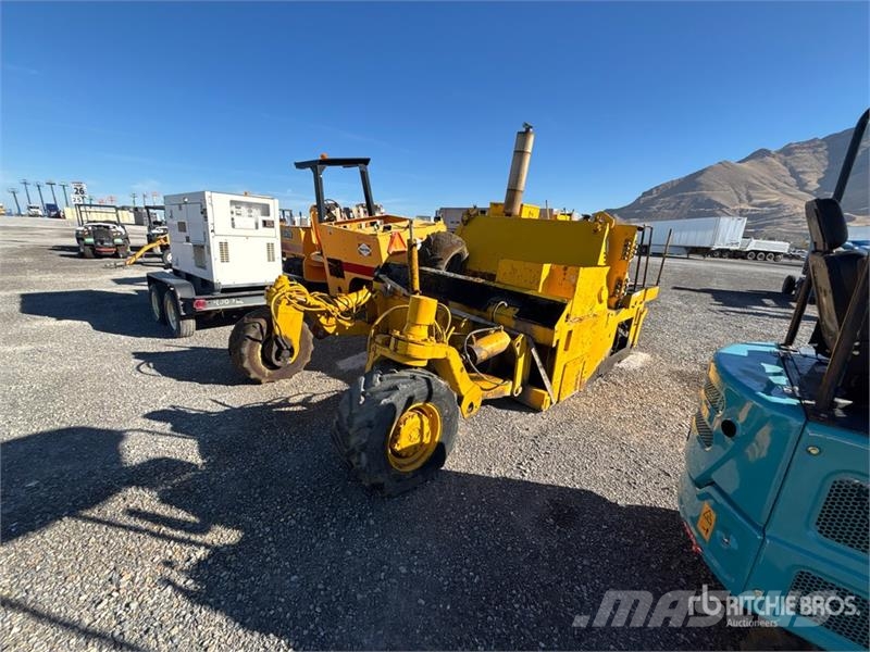 Easi-Pour TP880SV Curb and Gutter Machine (Inoperable) Запчастини для бетонної техніки