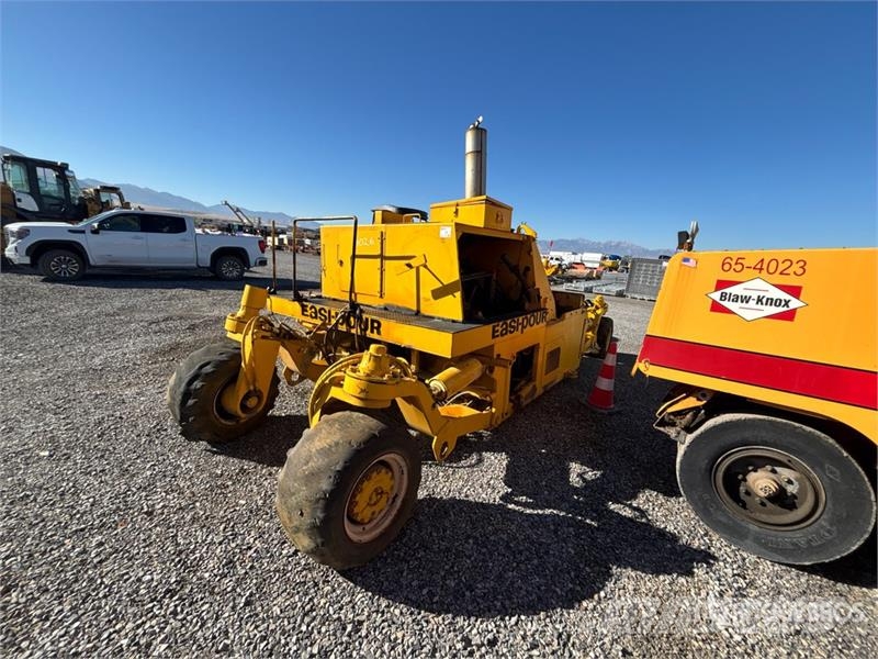 Easi-Pour TP880SV Curb and Gutter Machine (Inoperable) Запчастини для бетонної техніки