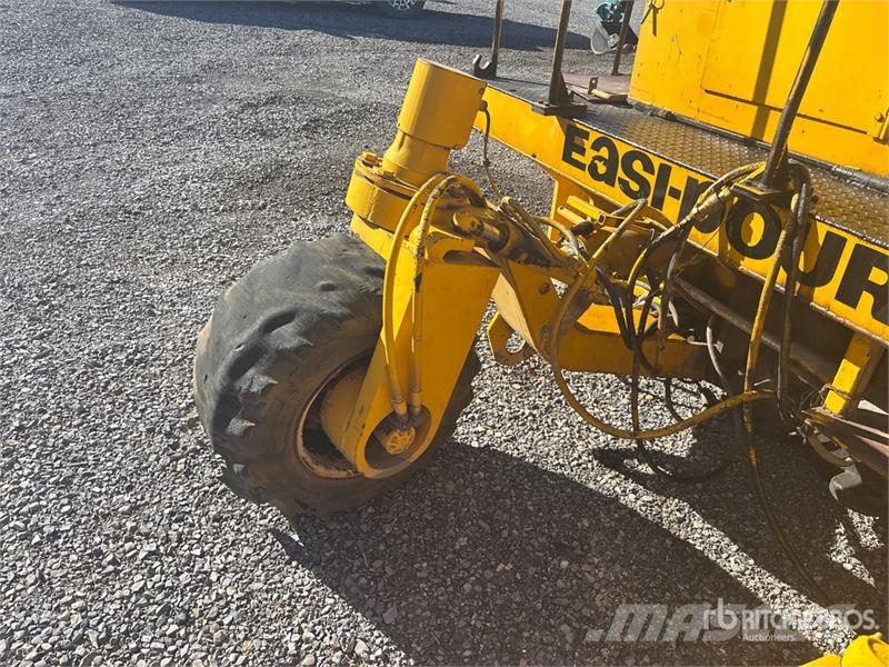 Easi-Pour TP880SV Curb and Gutter Machine (Inoperable) Запчастини для бетонної техніки