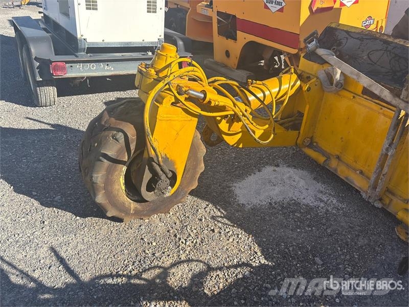 Easi-Pour TP880SV Curb and Gutter Machine (Inoperable) Запчастини для бетонної техніки