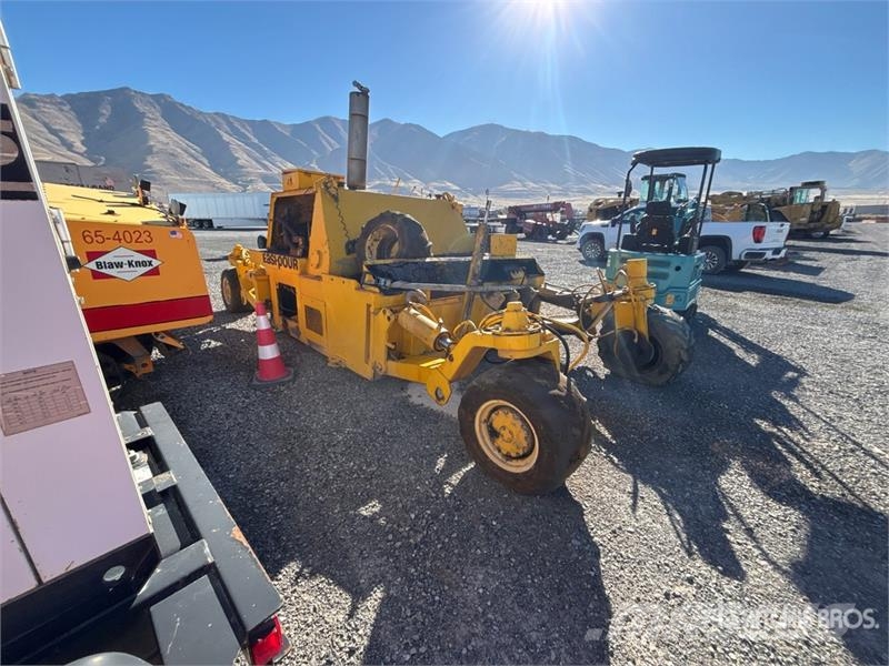Easi-Pour TP880SV Curb and Gutter Machine (Inoperable) Запчастини для бетонної техніки
