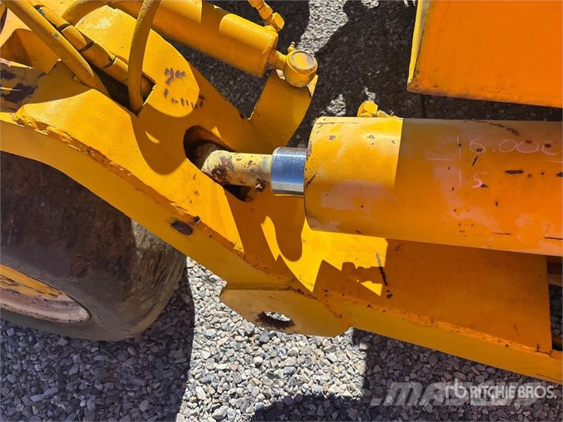 Easi-Pour TP880SV Curb and Gutter Machine (Inoperable) Akcesoria