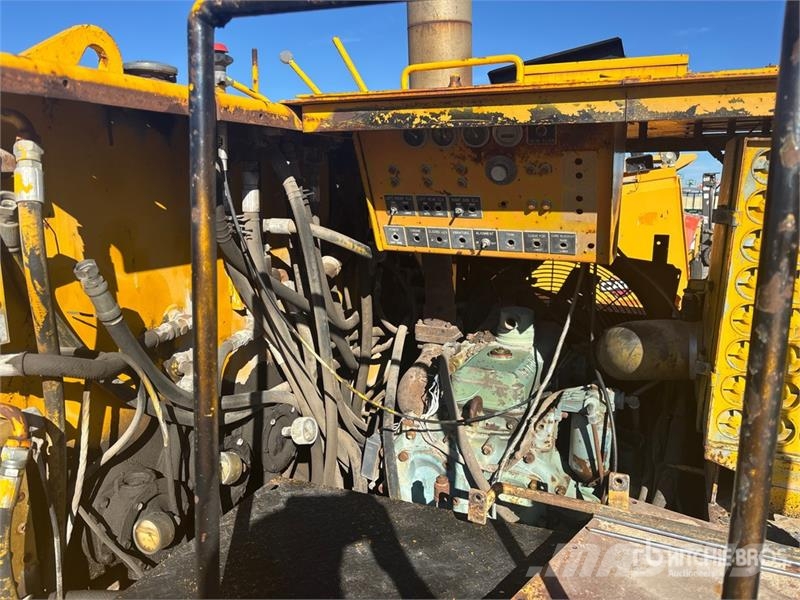 Easi-Pour TP880SV Curb and Gutter Machine (Inoperable) Запчастини для бетонної техніки