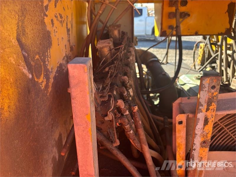 Easi-Pour TP880SV Curb and Gutter Machine (Inoperable) Запчастини для бетонної техніки