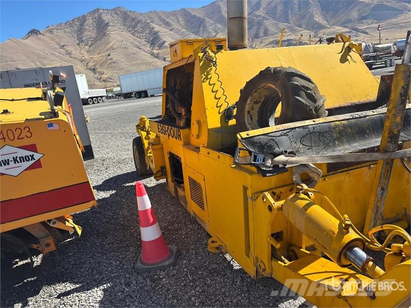 Easi-Pour TP880SV Curb and Gutter Machine (Inoperable) Akcesoria