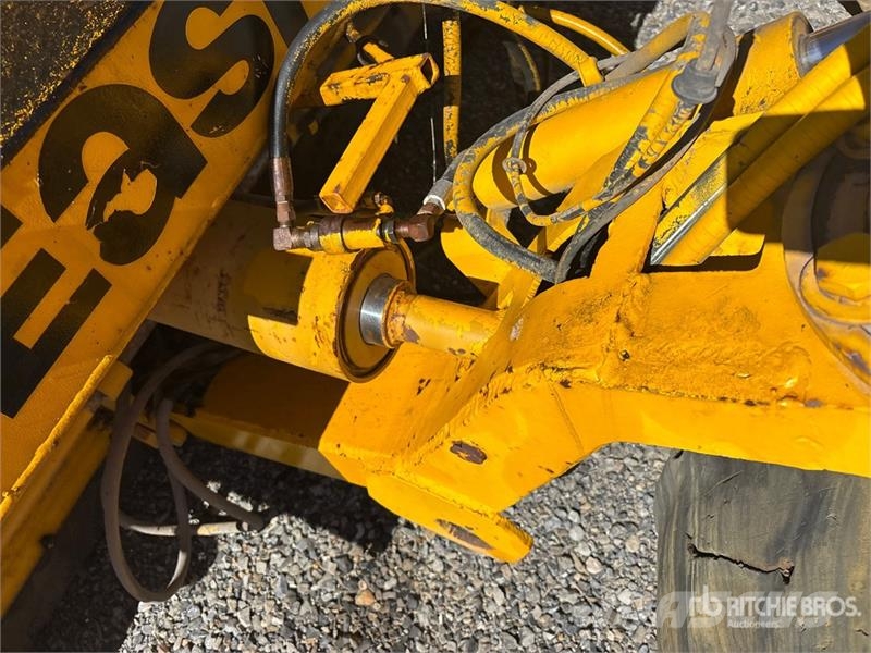 Easi-Pour TP880SV Curb and Gutter Machine (Inoperable) Akcesoria