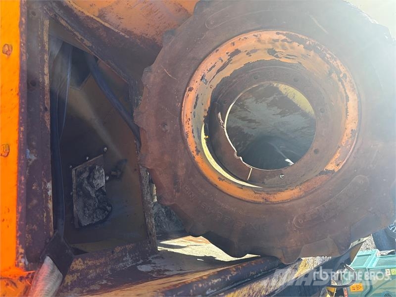 Easi-Pour TP880SV Curb and Gutter Machine (Inoperable) Запчастини для бетонної техніки