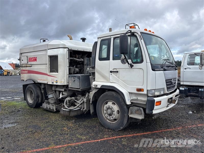Elgin Crosswind on Elgin UD3300 Sweeper Truck (Inoperabl Pometalni stroji