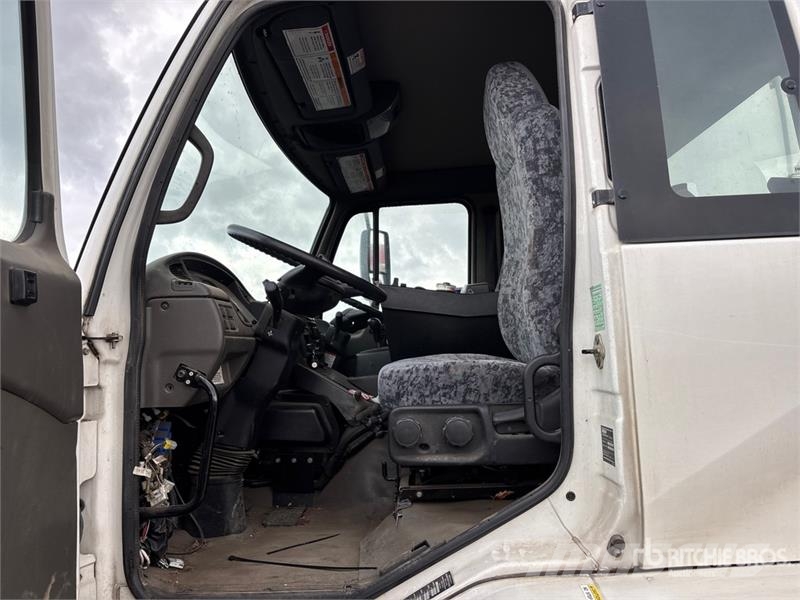 Elgin Crosswind on Elgin UD3300 Sweeper Truck (Inoperabl Pometalni stroji