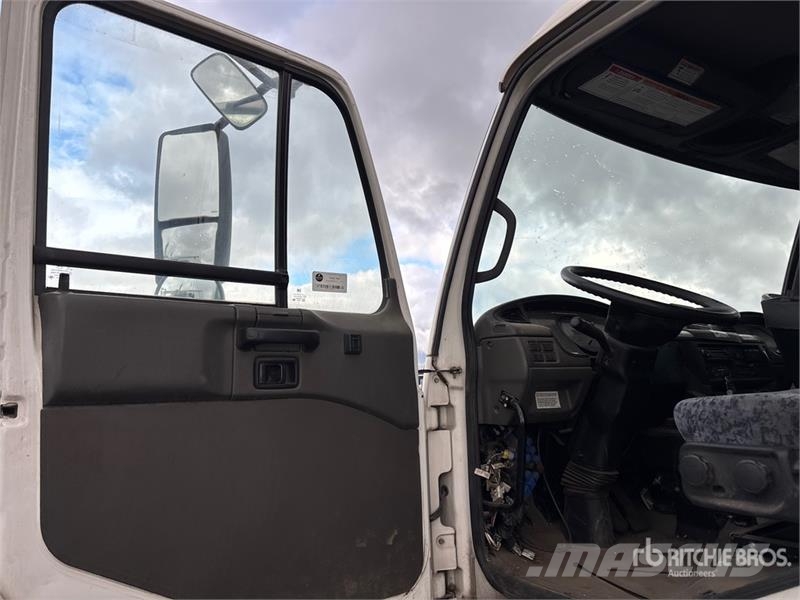 Elgin Crosswind on Elgin UD3300 Sweeper Truck (Inoperabl Pometalni stroji