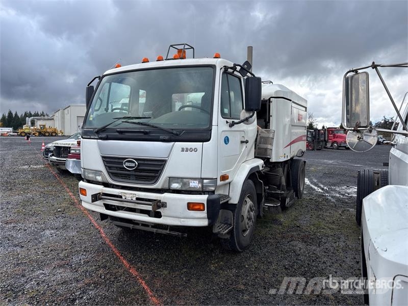 Elgin Crosswind on Elgin UD3300 Sweeper Truck (Inoperabl Pometalni stroji