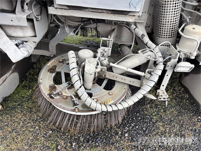 Elgin Crosswind on Elgin UD3300 Sweeper Truck (Inoperabl Pometalni stroji