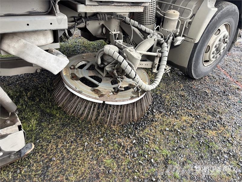 Elgin Crosswind on Elgin UD3300 Sweeper Truck (Inoperabl Pometalni stroji