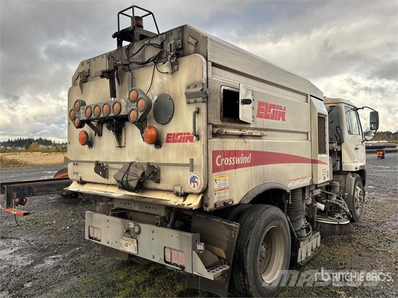 Elgin Crosswind on Elgin UD3300 Sweeper Truck (Inoperabl Pometalni stroji