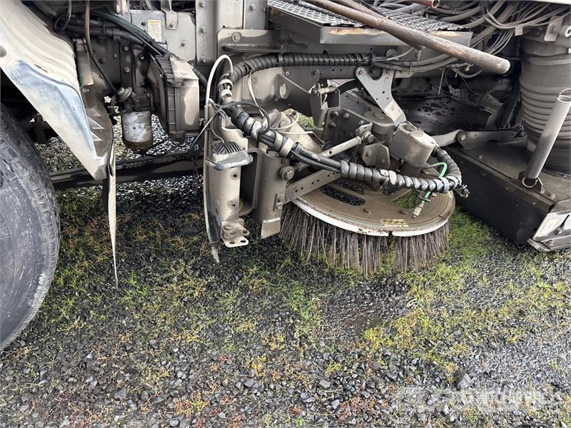 Elgin Crosswind on Elgin UD3300 Sweeper Truck (Inoperabl Pometalni stroji