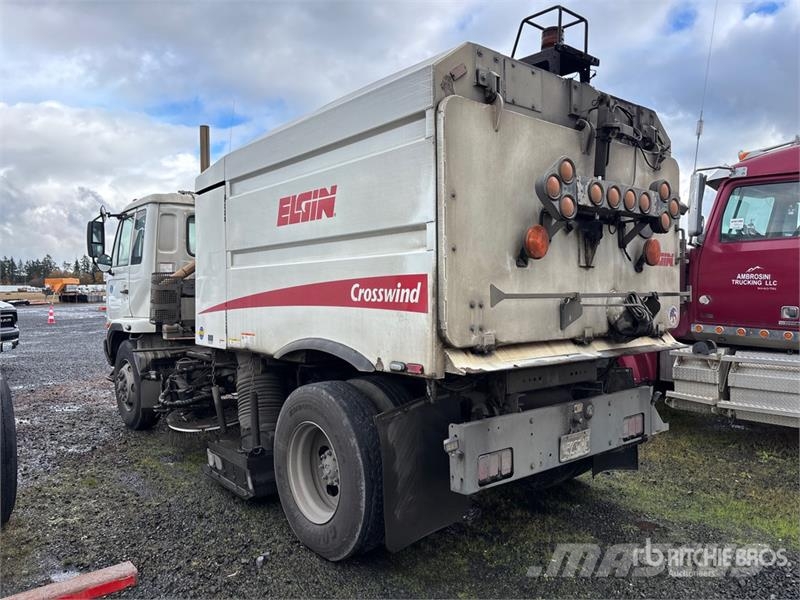 Elgin Crosswind on Elgin UD3300 Sweeper Truck (Inoperabl Pometalni stroji